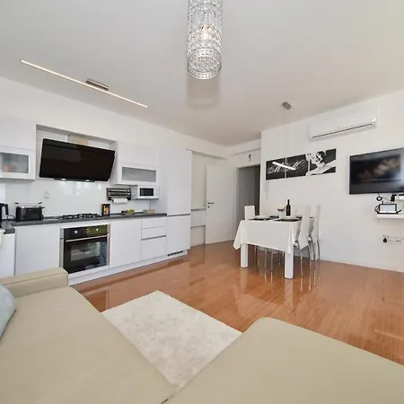 Mm Luxury Diamond & Silver Apartment *