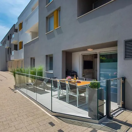 Mm Luxury Diamond & Silver Apartment