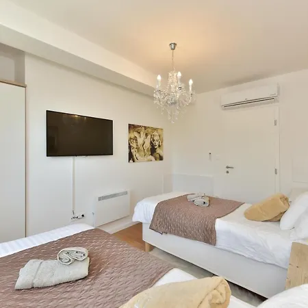 Apartment Mm Luxury Diamond & Silver *