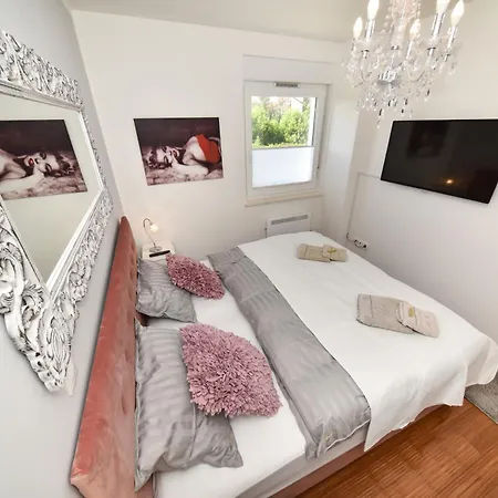 Apartment Mm Luxury Diamond & Silver