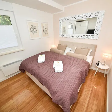 Mm Luxury Diamond & Silver Apartment